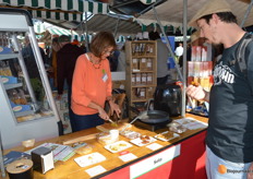Birgit Staninger snijdt wat producten van Soto.